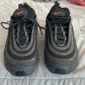 Nike AiMax rain water drops as a design